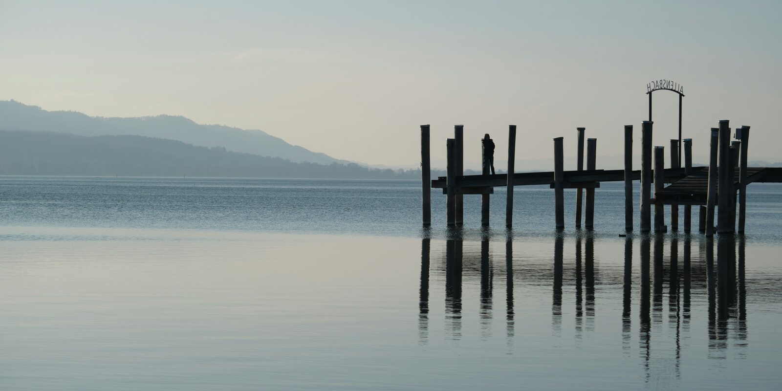 Steg am Bodensee im Morgennebel
